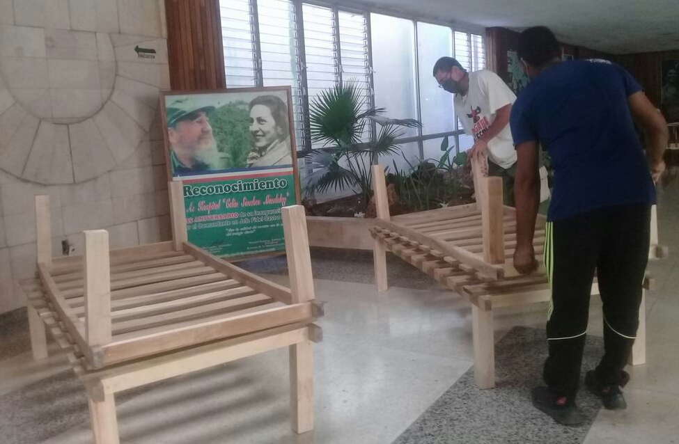 Maykel y los 12 obreros de su carpintería dobaron 20 camas de algarrobo para la zona roja del hospital Celia Sánchez Manduley //Foto Roberto Mesa Matos