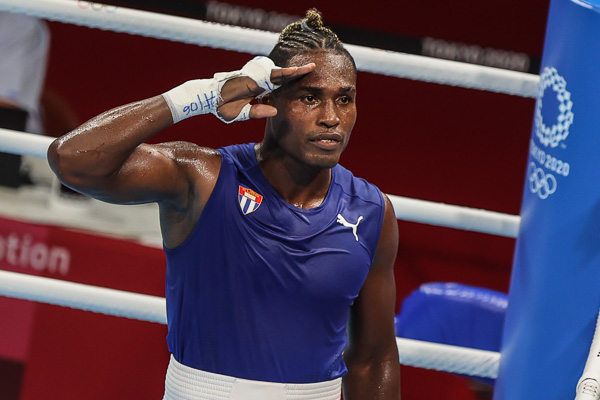 Julio César La Cruz de Cuba se enfrenta al keniano Elly Ochola en la categoría de 91 kg del boxeo en el Arena Kokugican durante los Juegos Olímpicos de Tokio 2020, en la capital de Japón, el 27 de julio de 2021. Foto: Roberto Morejón, periódico Jit, Inder.