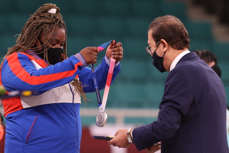 Idalys Ortiz de Cuba recibe la medalla de plata en la división de más 78 kg del torneo de judo, en ceremonia realizada en el Nippon Budokan, durante los Juegos Olímpicos de Tokio 2020, en la capital de Japón, el 30 de julio de 2021. FOTO ACN/ Roberto Morejón, periódico Jit, Inder/mvh