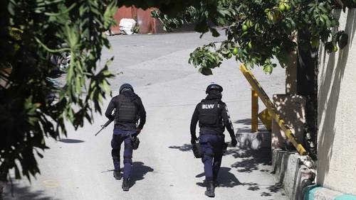 Dos policías cerca de la residencia del presidente haitiano Jovenel Moïse, asesinado este 7 de julio de 2021 en Puerto Príncipe.Foto: Estailove St-Val / Reuters