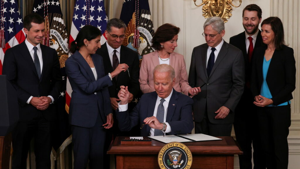 Joe Biden firma una orden ejecutiva sobre la economía de EE.UU. en la Casa Blanca, Washington.Evelyn Hockstein / Reuters
