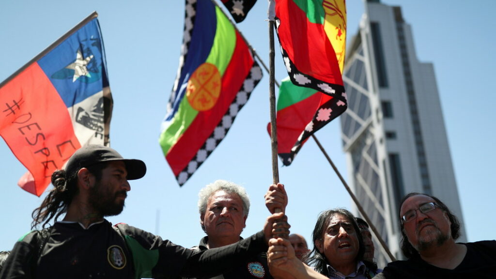 Protesta mapuche contra el Gobierno en Santiago de Chile.Edgard Garrido / Reuters