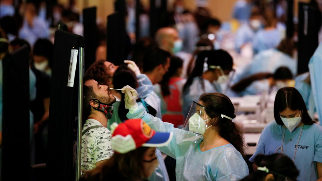 Trabajadores sanitarios realizan pruebas de covid-19 antes de ingresar al festival de música Cruilla en Barcelona. 10 de julio de 2021.Albert Gea / Reuters
