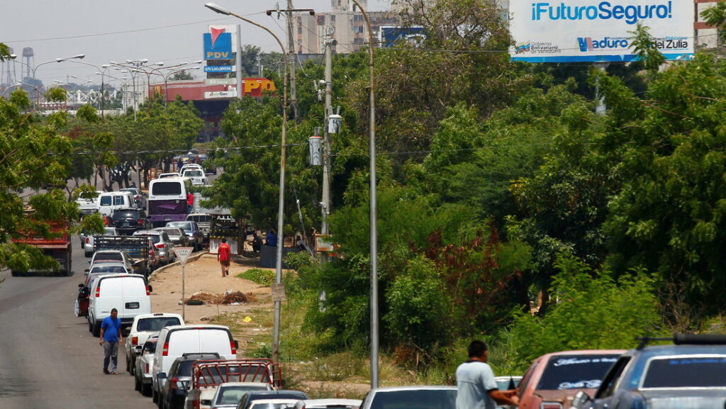 Choferes esperan con sus vehículos en una gasolinera de Maracaibo, Venezuela, el 8 de julio de 2021Isaac Urrutia / Reuters 