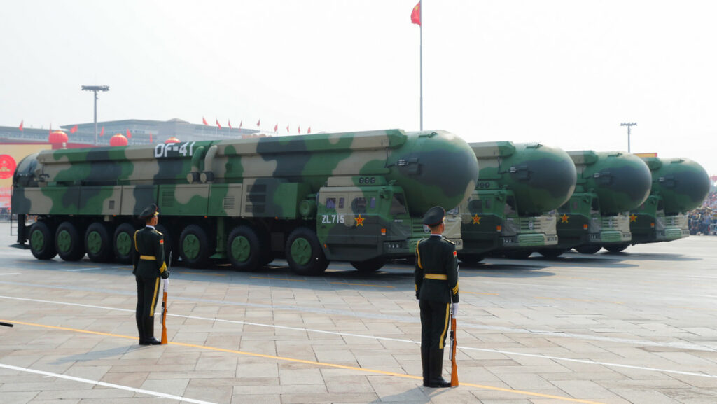 Vehículos militares que transportan misiles balísticos intercontinentales DF-41, China, 1 de octubre de 2019Thomas Peter / Reuters 