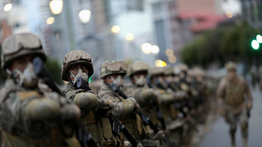 Las fuerzas de la policía militar y el personal del Ejército de Bolivia. 17 de octubre de 2020Ueslei Marcelino / Reuters