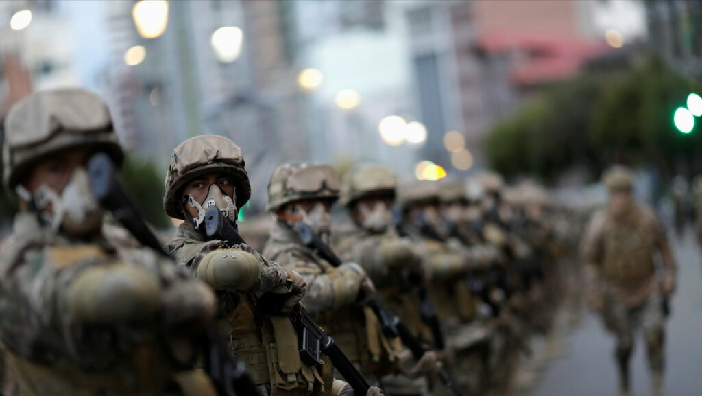 Las fuerzas de la policía militar y el personal del Ejército de Bolivia. 17 de octubre de 2020Ueslei Marcelino / Reuters 