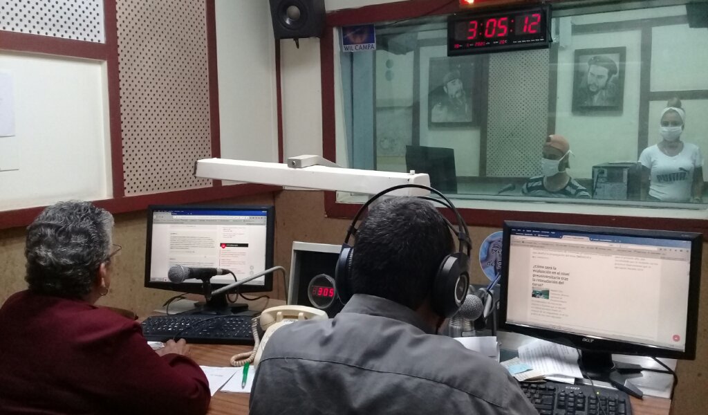 Radio Granma en faena productiva //Foto Eliexer Pelaez Pacheco