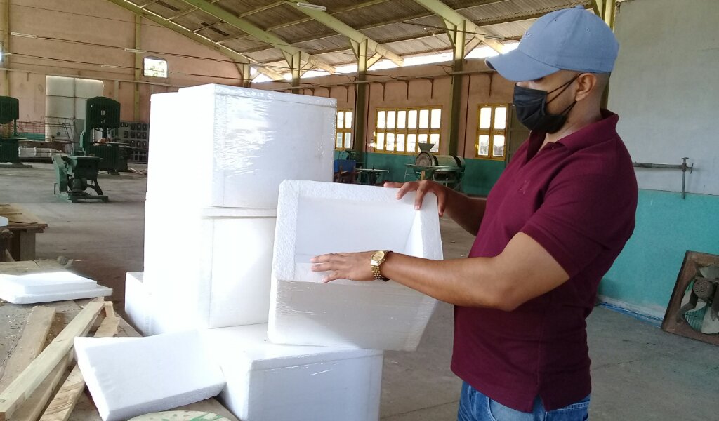 En Astigolf se crean las neveras para la refrigeración y el traslado de la vacuna Abdala en los centros vacunatorios del municipio //Foto Eliexer Pelaez Pacheco