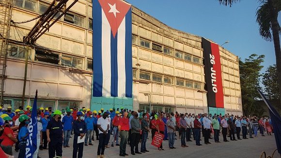 Presidente cubano visita Empresa de Mantenimiento a Centrales Eléctricas en La Habana. Foto: @aparedesrebelde / Twitter