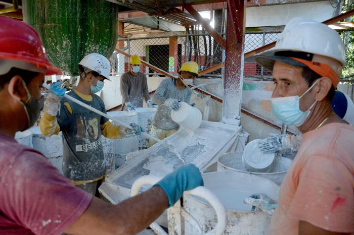 Las primeras fuentes de creación de las Mipymes privadas serán los actuales negocios de trabajadores por cuenta propia, que tienen una amplia contratación de personal. Foto: Ricardo López Hevia