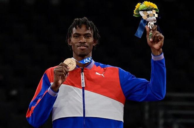 Rafael Alba Castillo celebra su medalla de bronce en Tokio, 27 de julio de 2021.