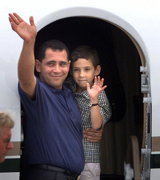 Momento en que Elián con su padre toman el avión que lo regresaría a Cuba desde los Estados Unidos el 28 de junio del 2000 //Foto de internet