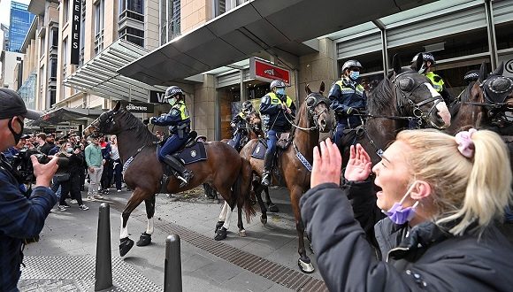 Más de 100 personas fueron multadas por perturbar el orden público y 57 fueron detenidas en Sydney. Foto: Telam