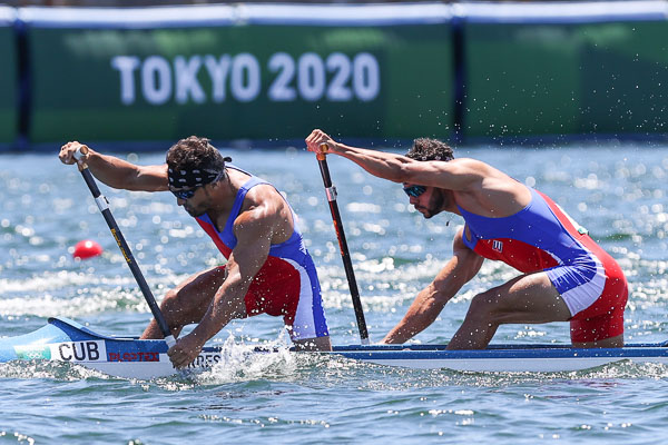 Los cubanos Serguey Torres y Fernando Dayán ganan medalla de oro en la final del C-2 a 1000 metros en el canal Sea Forest durante los Juegos Olímpicos de Tokio 2020, en la capital de Japón, el 3 de agosto de 2021. Foto: Roberto Morejón, periódico Jit, Inder.