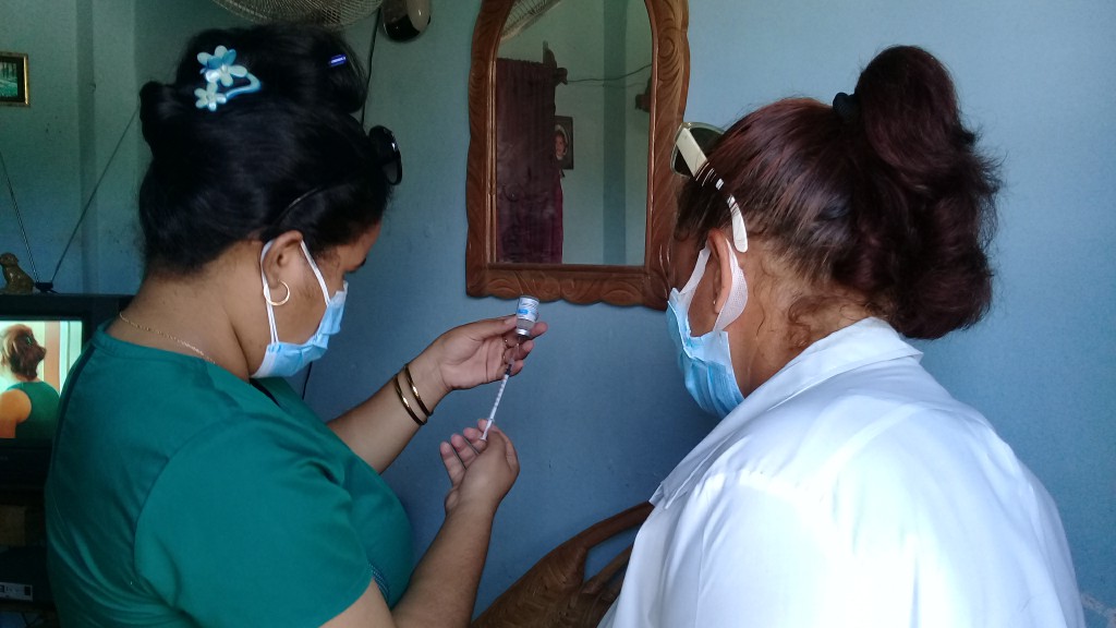 En Manzanillo se le aplica la primera dosis de Abdala a las personas mayores de 60 años //Foto Eliexer Pelaez Pacheco