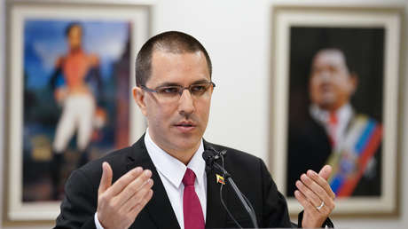 Jorge Arreaza habla con medios al visitar la CPI en La Haya, Países Bajos, el 13 de febrero de 2020 // Foto Phil Nijhuis / AP