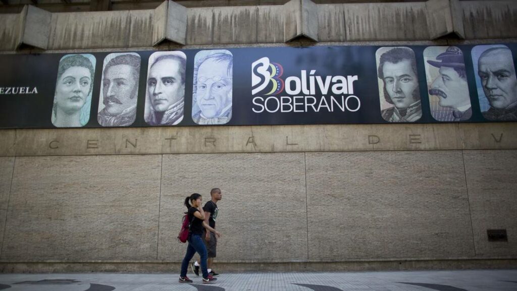 Peatones pasan frente al Banco Central de Venezuela. 20 de enero de 2018Foto: Ariana Cubillos / AP