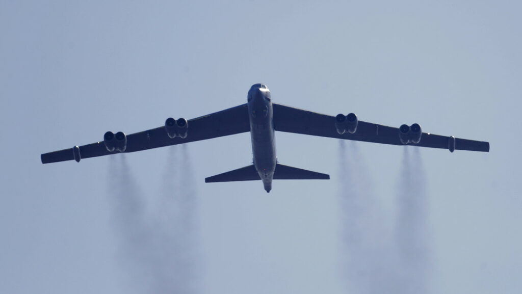 Un bombardero B-52 Stratofortress de la Fuerza Aérea de EE.UU. vuela en College Park, Maryland (EE.UU.), 2019.Julio Cortez / AP