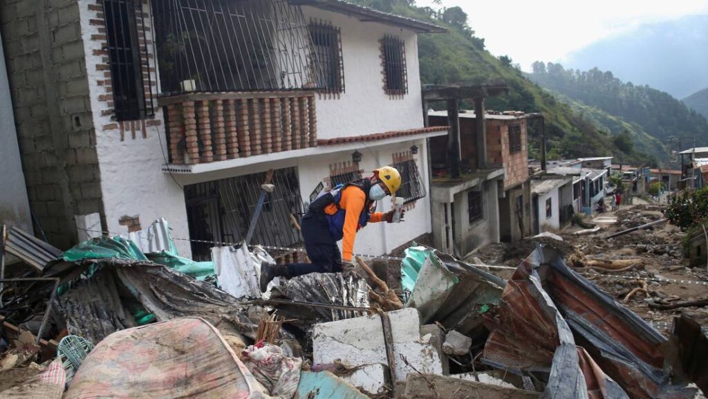 Un miembro de Protección Civil entre los escombros en una zona afectada por una inundación repentina en el municipio de Tovar (Mérida, Venezuela), el 26 de agosto de 2021.Foto: Carlos Eduardo Ramirez / Reuters