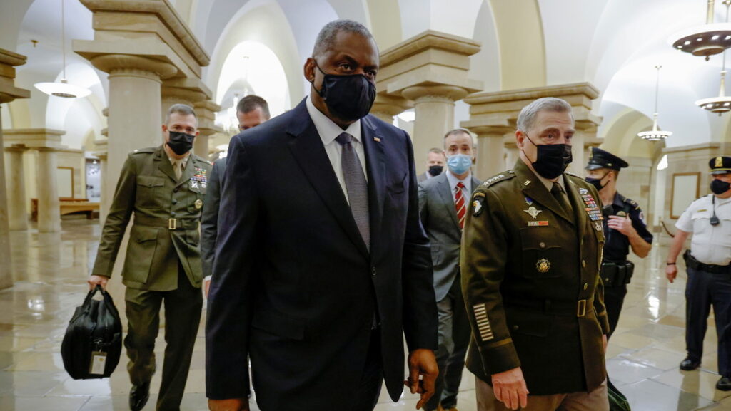 El secretario de Defensa de los Estados Unidos, Lloyd Austin, y el jefe del Estado Mayor Conjunto, Mark Milley, en Washington D.C., EE.UU, el 24 de agosto de 2021.Jonathan Ernst / Reuters