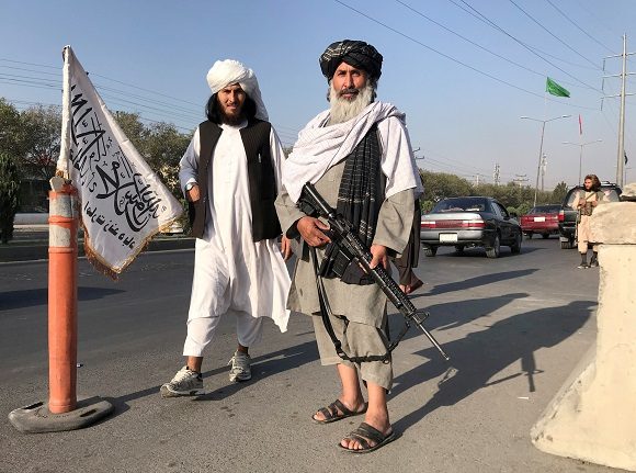 Soldados talibanes patrullan las afueras del Ministerio del Exterior de Afganistán, en Kabul. Foto: Reuters