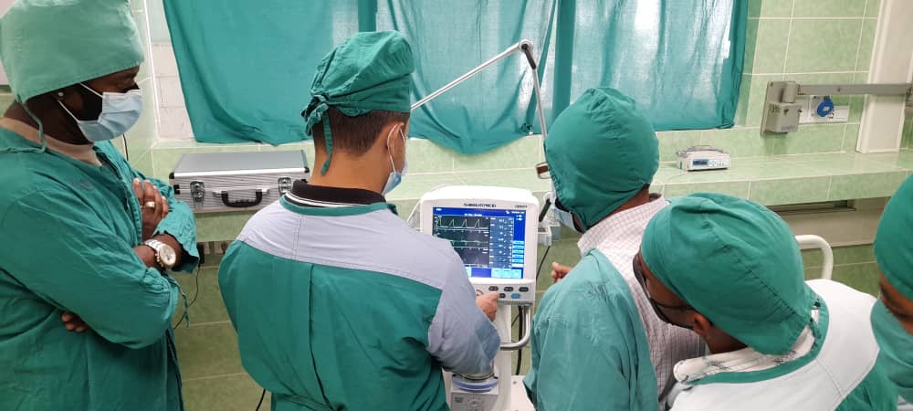 Calibración de ventiladores pulmonares marca SIRUSMED en los hospitales Celia Sánchez Manduley y el pediátrico Hermanos Cordovés //Foto cortesía del Ing. Pedro Arcés Arias