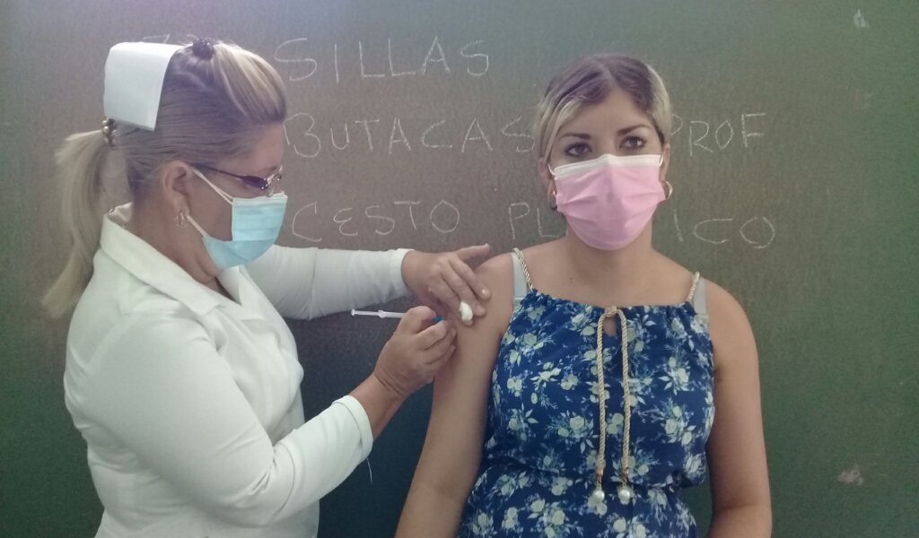 En Manzanillo actualmente se realiza la vacunación de embarazadas, madres lactantes de niños de hasta un año y los pacientes transplantados //Foto Eliexer Pelaez Pacheco
