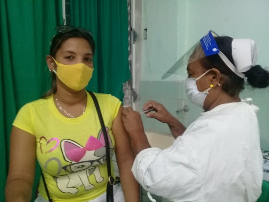 La vacunación contra la COVID-19 es una conquista de la ciencia cubana // Foto Denia Fleitas Rosales 