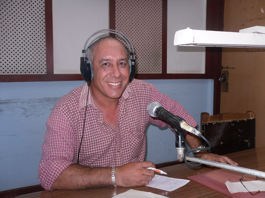 Orestes Ernesto es un fiel apasionado por su radio //Foto Marlene Herrera Matos