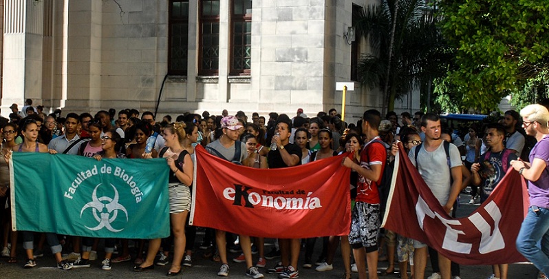 Estudiantes universitarios durante el acto de denuncia y protesta contra programas subversivos norteamericanos, en la Universidad de La Habana, el 23 de septiembre de 2016.  ACN FOTO/Ariel Cecilio LEMUS ALVAREZ DE LA CAMPA/sdl