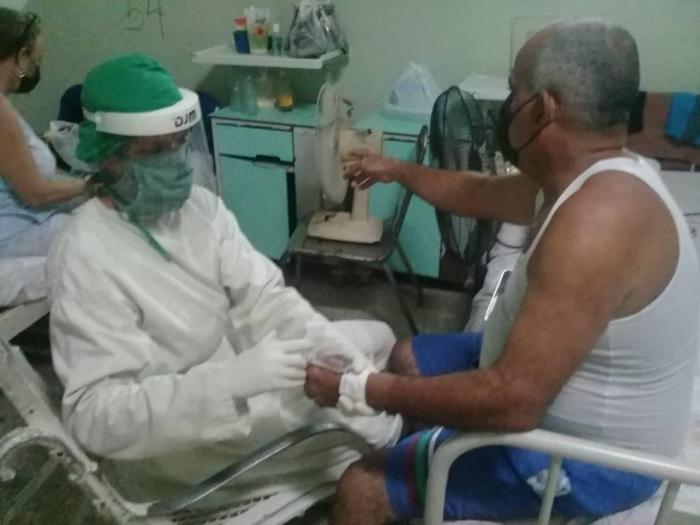 Pacientes del hospital siendo atendidos Foto: Tomada de Facebook 