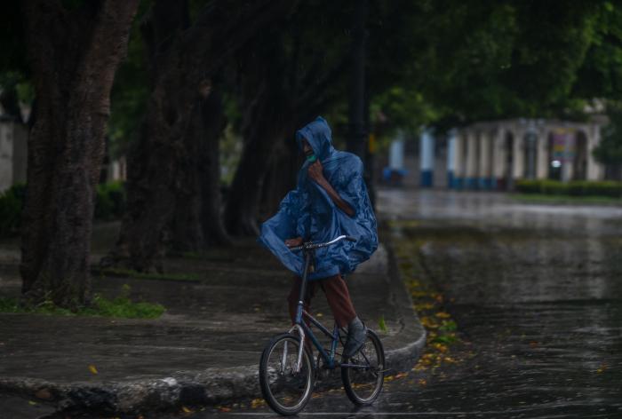 Las lluvias del huracán Ida permanecerán sobre el occidente de Cuba durante el día. Foto: Ariel Cecilio Lemus
