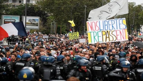 Miles de franceses se oponen a la aplicación del certificado sanitario en la mayoría del país. Foto: EFE