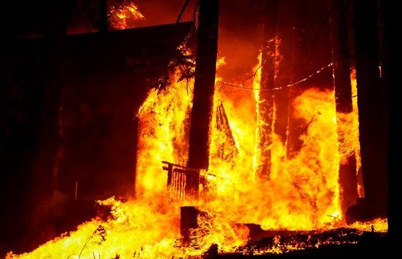 Una cabaña se quema en el incendio de Caldor cerca de Phillips, California, el 29 de agosto. Foto: Fred Greaves / Reuters
