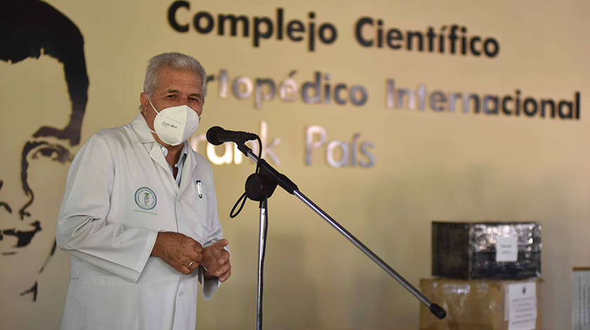 El Dr.C. Roberto González Martín, director del Complejo Científico Ortopédico Internacional Frank País, interviene durante el acto de entrega de un donativo cedido por la embajada de la República Democrática Popular Lao, a la institución hospitalaria, consistente en alimentos y productos de limpieza, en La Habana, Cuba, el 30 de septiembre de 2021. ACN FOTO/Omara GARCÍA MEDEROS/ogm