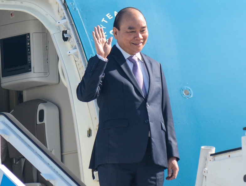 Nguyen Xuan Phuc, presidente de la República Socialista de Vietnam y miembro del Buró Político del Comité Central del Partido Comunista, arriba en visita oficial y es recibido por Salvador Valdés Mesa, Vicepresidente de la República, en el aeropuerto internacional José Martí, en La Habana, Cuba, el 18 de septiembre de 2021. ACN FOTO/ Marcelino VÁZQUEZ HERNÁNDEZ/ rrcc