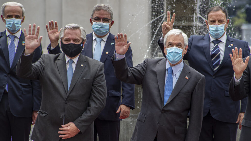 Los presidentes de Argentina, Alberto Fernández, y Chile, Sebastián Piñera, se reúnen en Santiago, 26 de enero de 2021Esteban Felix / AP 