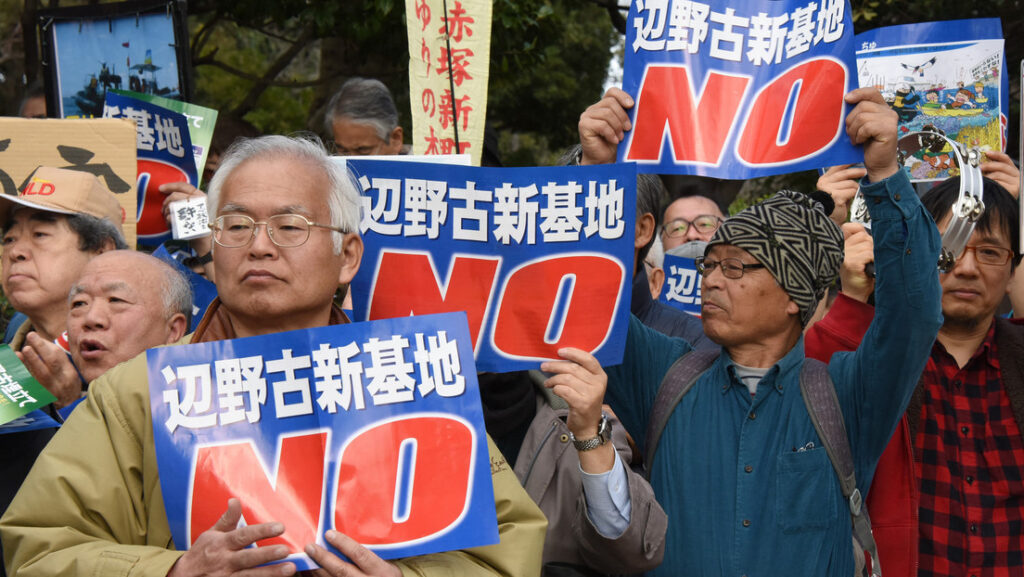 Una manifestación en Tokio contra una nueva base militar estadounidense en Okinawa, Japón, el 21 de febrero de 2016.Toru Yamanaka / AFP