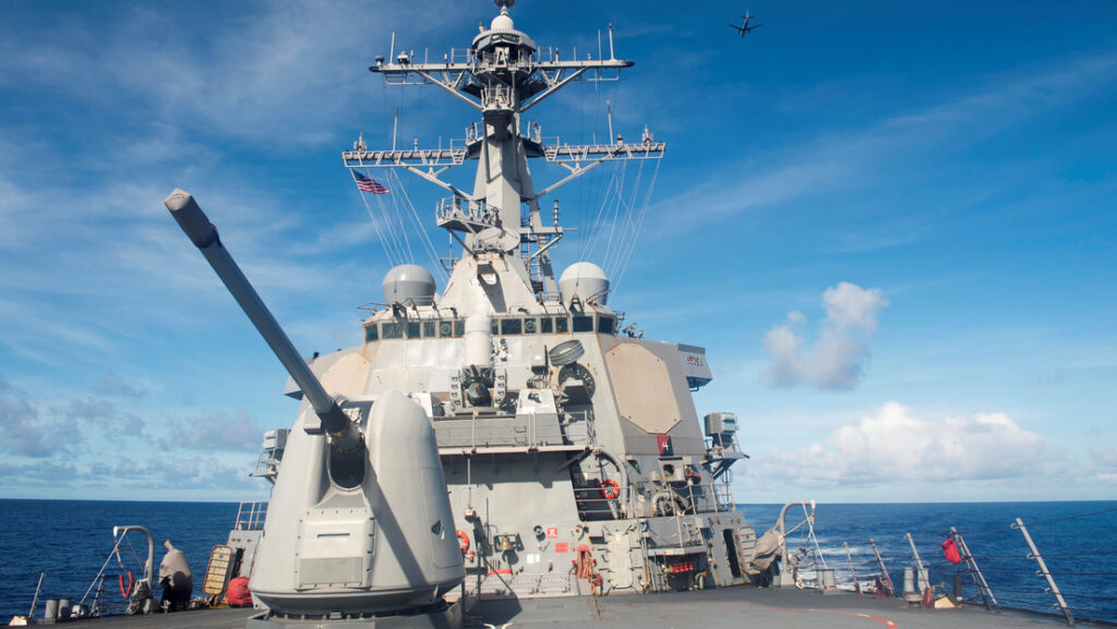 El destructor de misiles guiados estadounidense USS BenfoldU.S. Navy photo by Mass Communication Specialist 3rd Class Deven Leigh Ellis / Reuters 