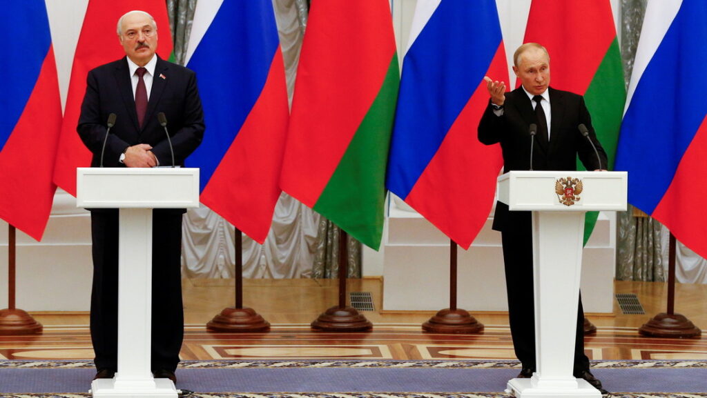 Alexánder Lukashenko y Vladímir Putin durante una conferencia de prensa tras sus conversaciones en Moscú (Rusia). 9 de septiembre de 2021.Shamil Zhumatov / Reuters