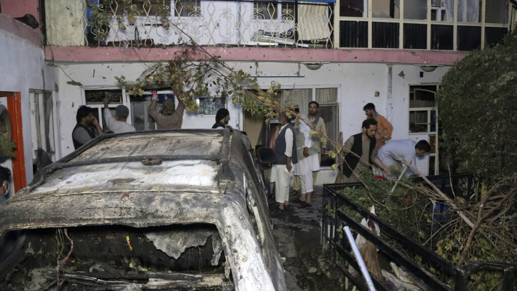 Afganos inspeccionan daños en la casa de la familia Ahmadi después del ataque con drones de EE.UU. en Kabul (Afganistán). 29 de agosto de 2021.Khwaja Tawfiq Sediqi / AP