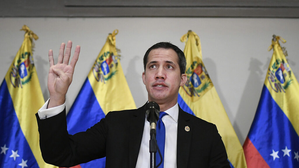 El líder de la oposición venezolana, Juan Guaidó, habla en una conferencia de prensa en Caracas, Venezuela, el 5 de diciembre de 2020Matias Delacroix / AP