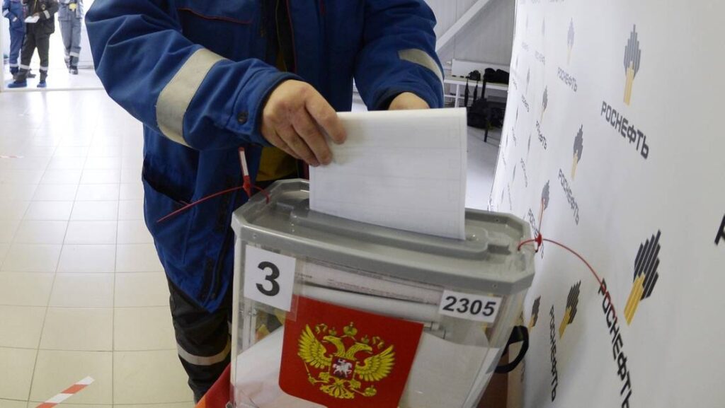 Un hombre participa en la votación anticipada de las elecciones legislativas en la región de Tiumén, Rusia, el 16 de septiembre de 2021.Foto: Sputnik