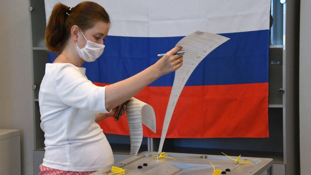 Una mujer embarazada en las elecciones legislativas rusas, Vladivostok, Rusia, el 19 de septiembre de 2021.Foto: Sputnik