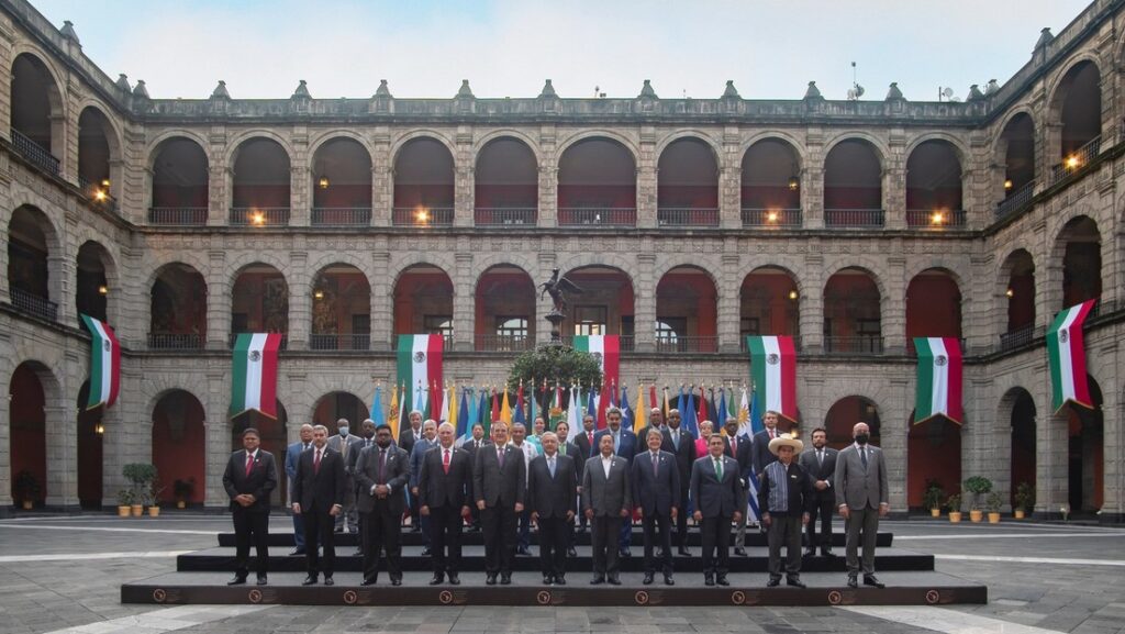 Foto de familia de los participantes en la CelacGobierno de México / @GobiernoMX