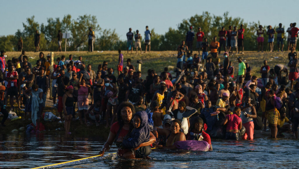 Los migrantes haitianos continúan cruzando la frontera entre EE.UU. y México. 20 de septiembre de 2021Paul Ratje / AFP