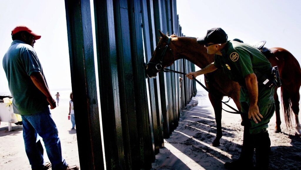 Un agente de EE.UU. con su caballo en la frontera con México, en San Ysidro, California, agosto de 2006Sandy Huffaker / AFP
