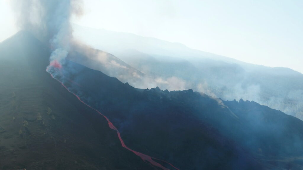 Lava fluyendo del volcán del parque Cumbre Vieja, en la isla canaria de La Palma, España, 26 de septiembre de 2021. Reuters