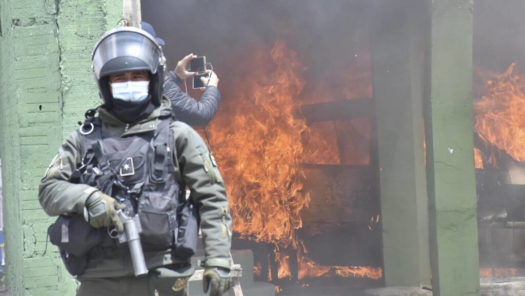 Quema de módulo policial en protesta de productores cocaleros en La Paz, 24 de septiembre de 2021legion-media.ru / Agencia EFE